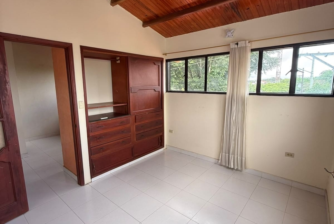Casa de 3 Pisos con Patio y Garaje
