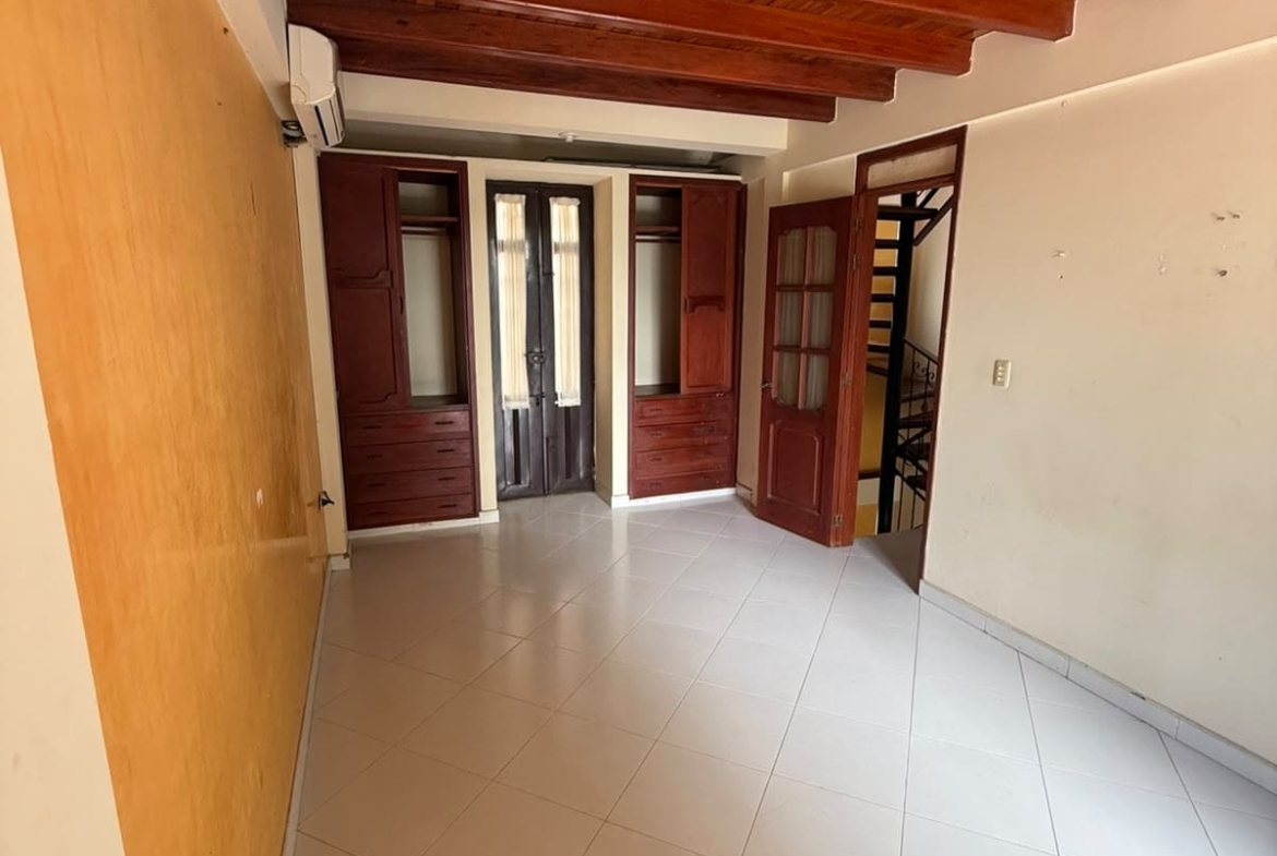 Casa de 3 Pisos con Patio y Garaje
