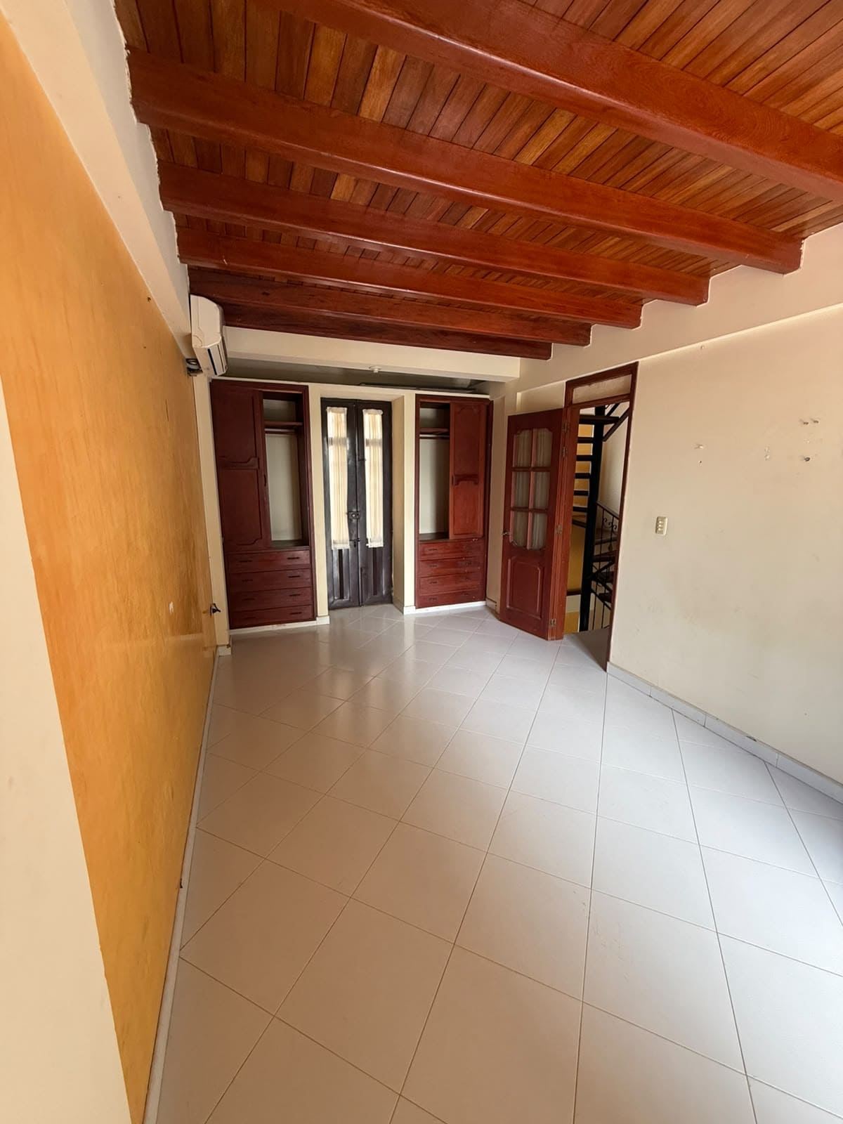 WhatsApp Image 2026-08-27 at 10.46.53 AM Casa de 3 Pisos con Patio y Garaje