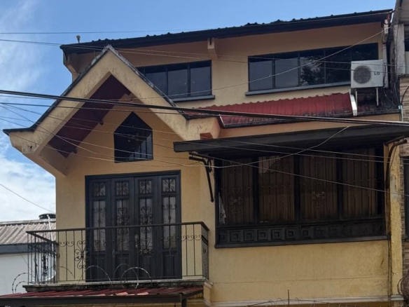Casa de 3 Pisos con Patio y Garaje