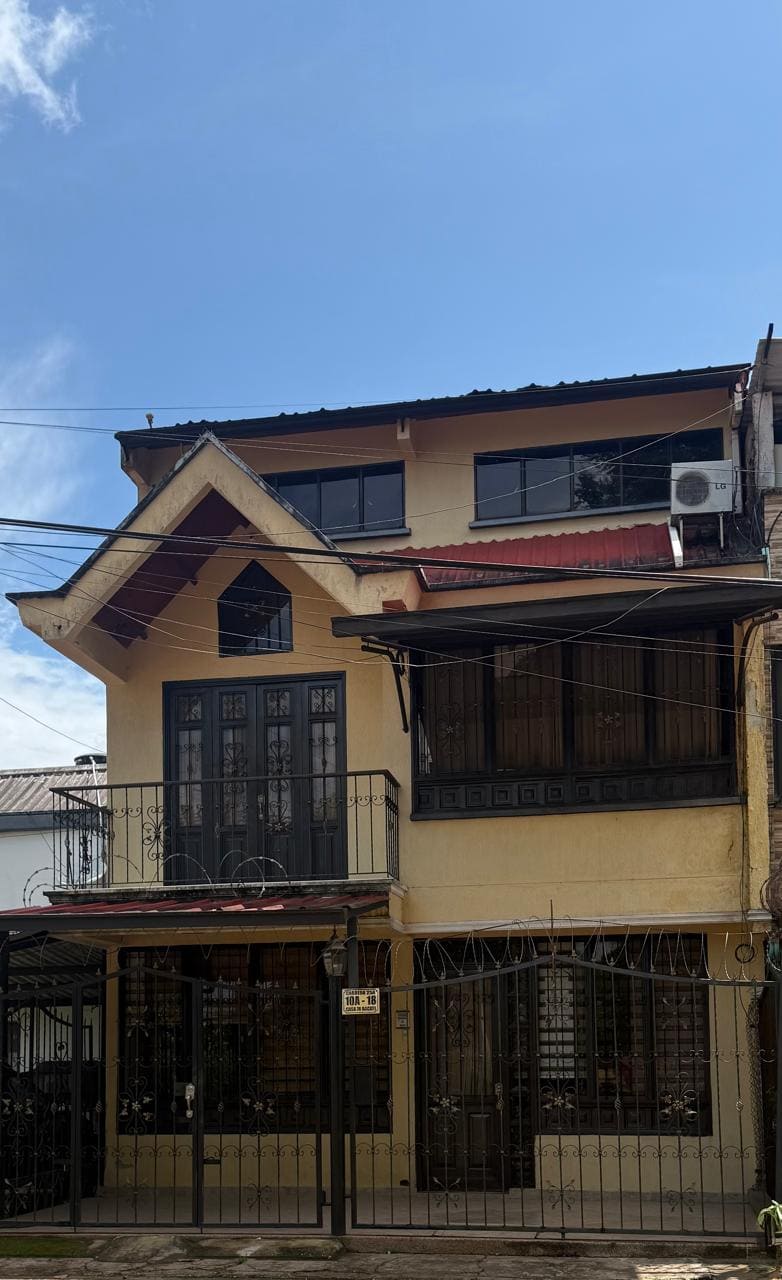 WhatsApp Image 2026-08-27 at 9.58.48 AM – copia Casa de 3 Pisos con Patio y Garaje