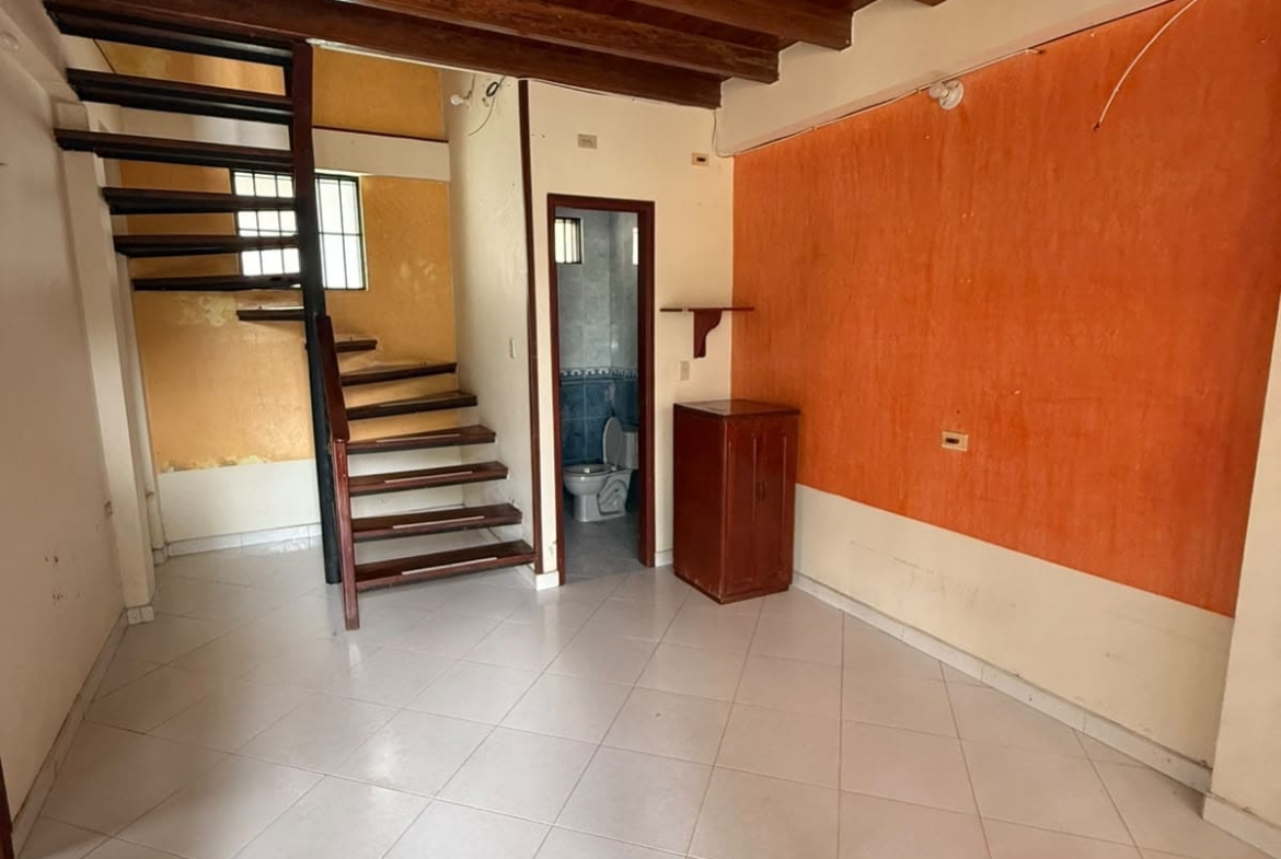 Casa de 3 Pisos con Patio y Garaje