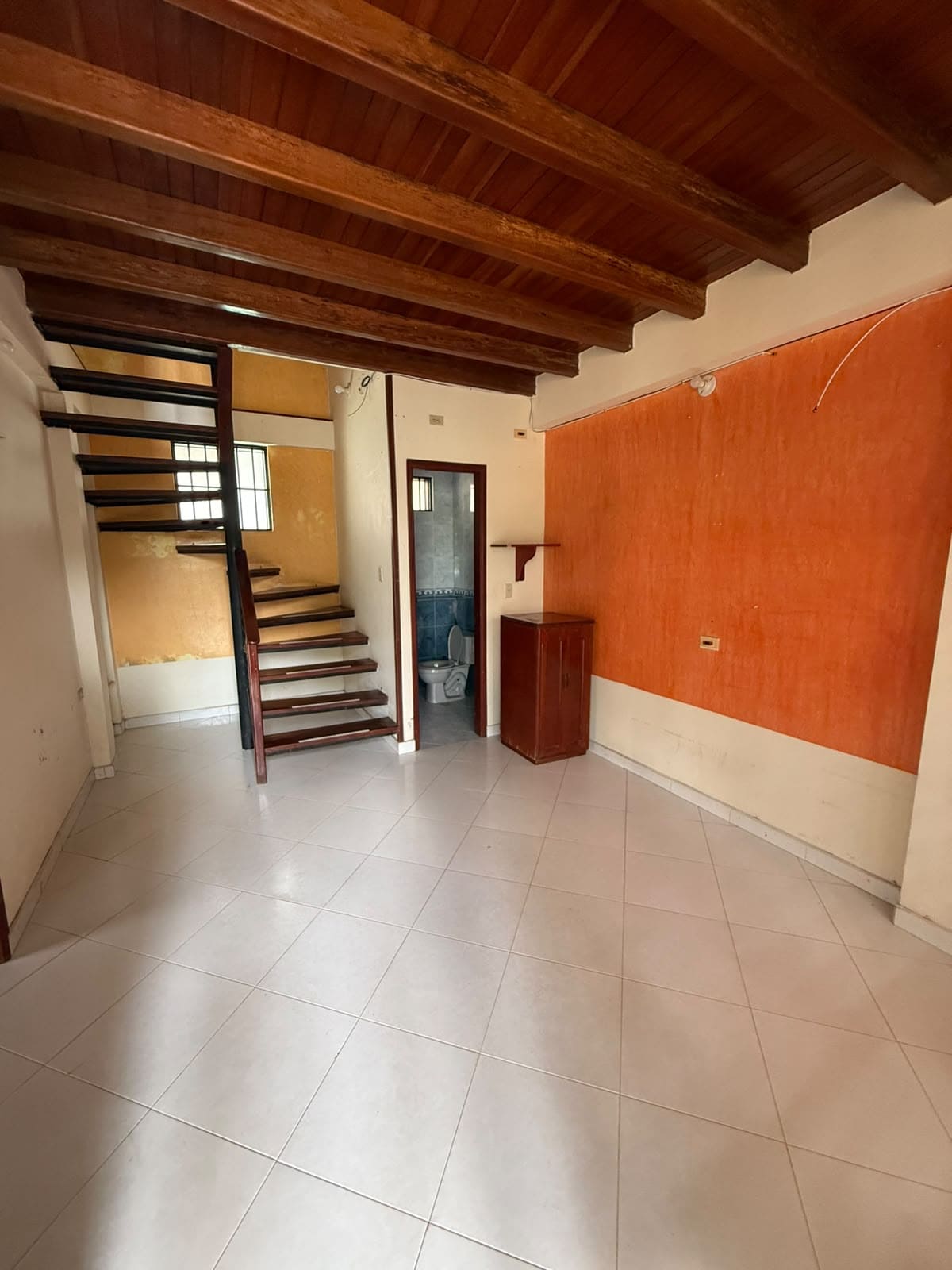 iii Casa de 3 Pisos con Patio y Garaje