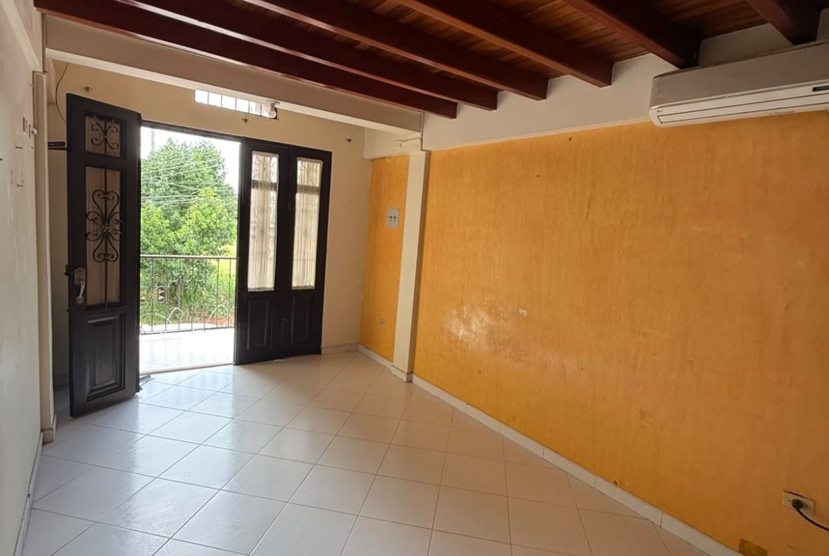 Casa de 3 Pisos con Patio y Garaje