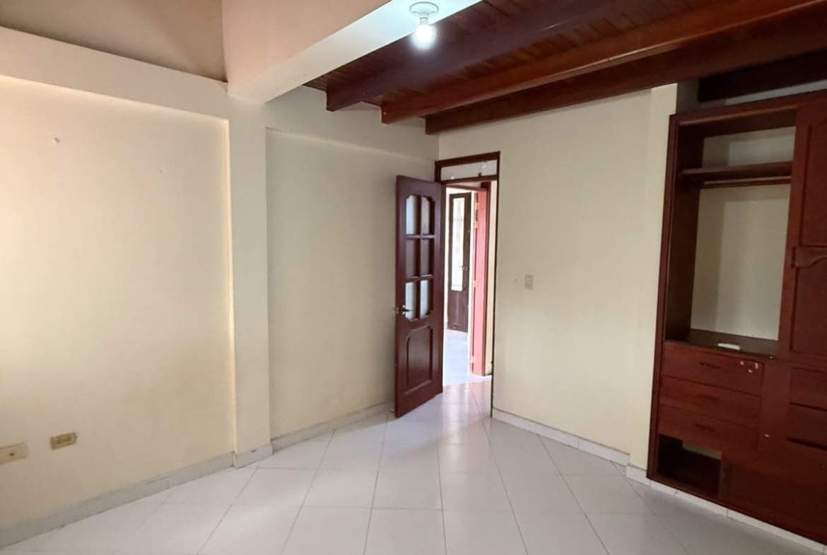 Casa de 3 Pisos con Patio y Garaje