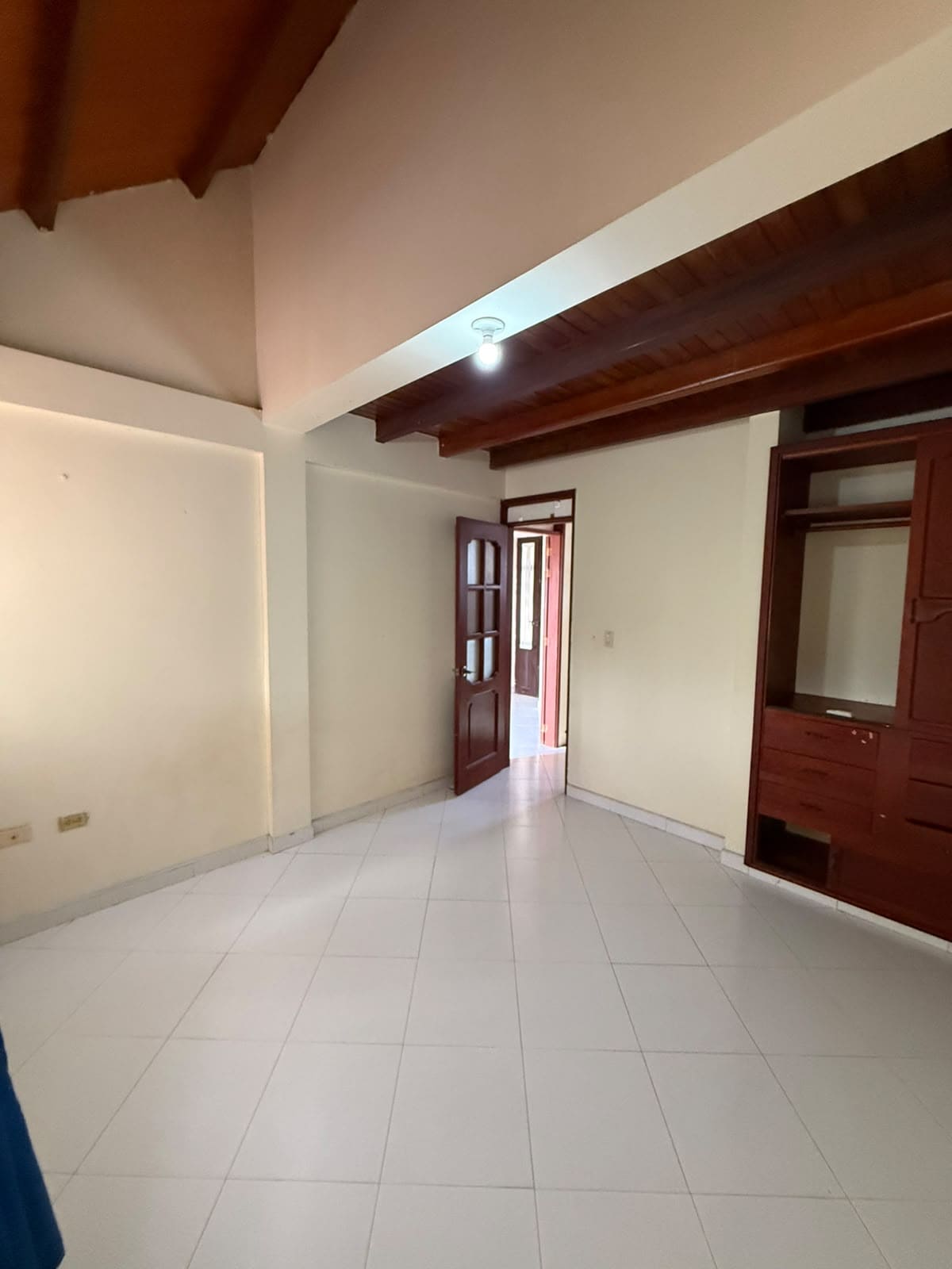 uuuuu Casa de 3 Pisos con Patio y Garaje