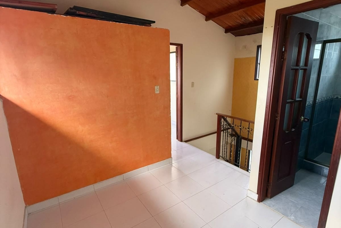 Casa de 3 Pisos con Patio y Garaje