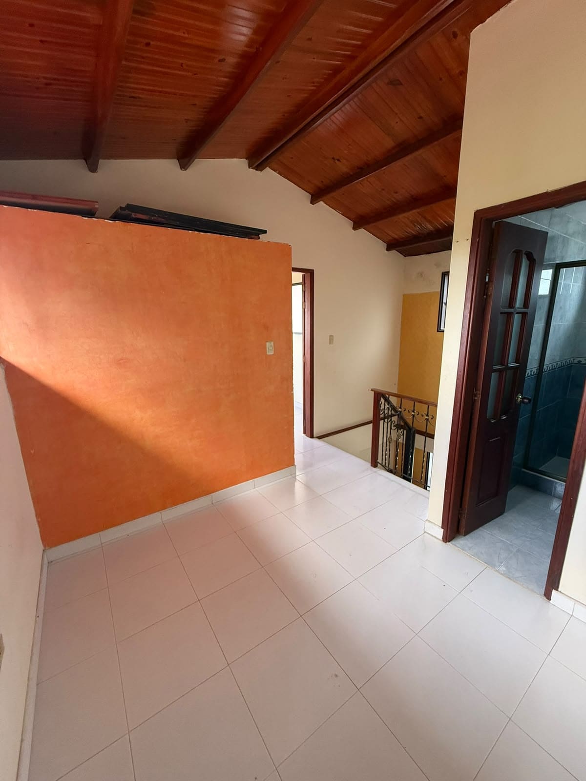 y Casa de 3 Pisos con Patio y Garaje
