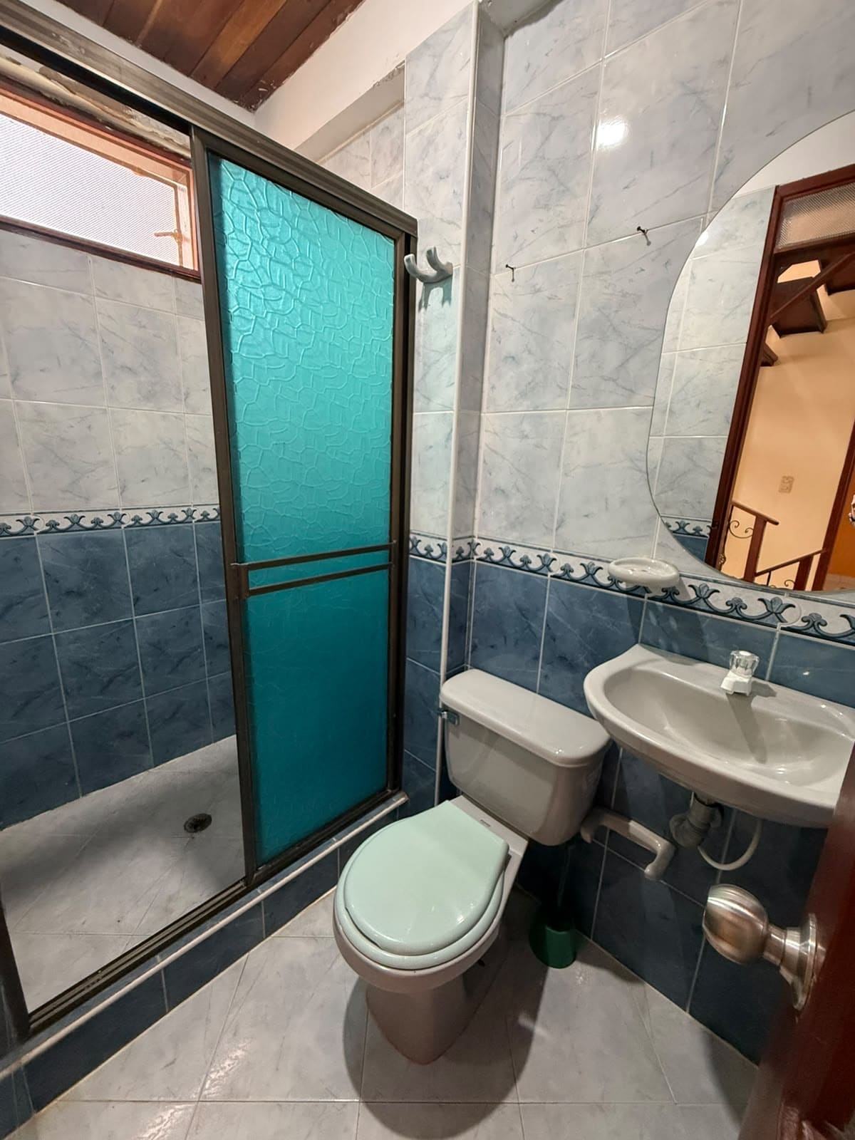 yyyy Casa de 3 Pisos con Patio y Garaje